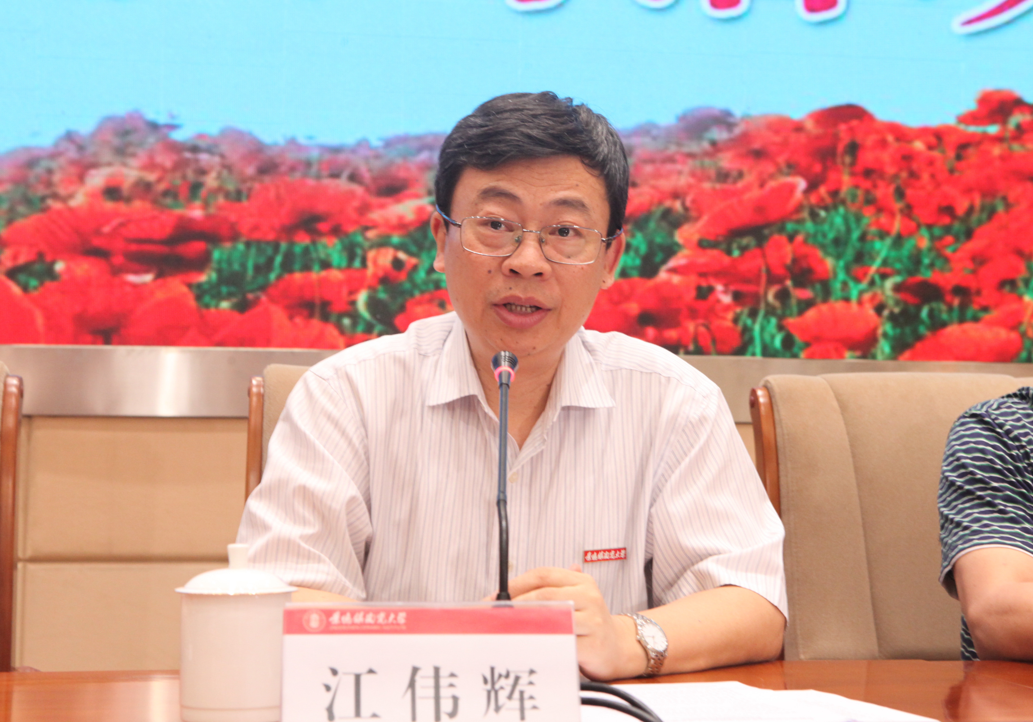 我校党委书记江伟辉,景德镇市副市长,市禁毒委主任,公安局长何军威